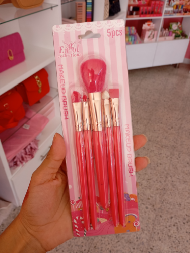 Brochas rosadas engol